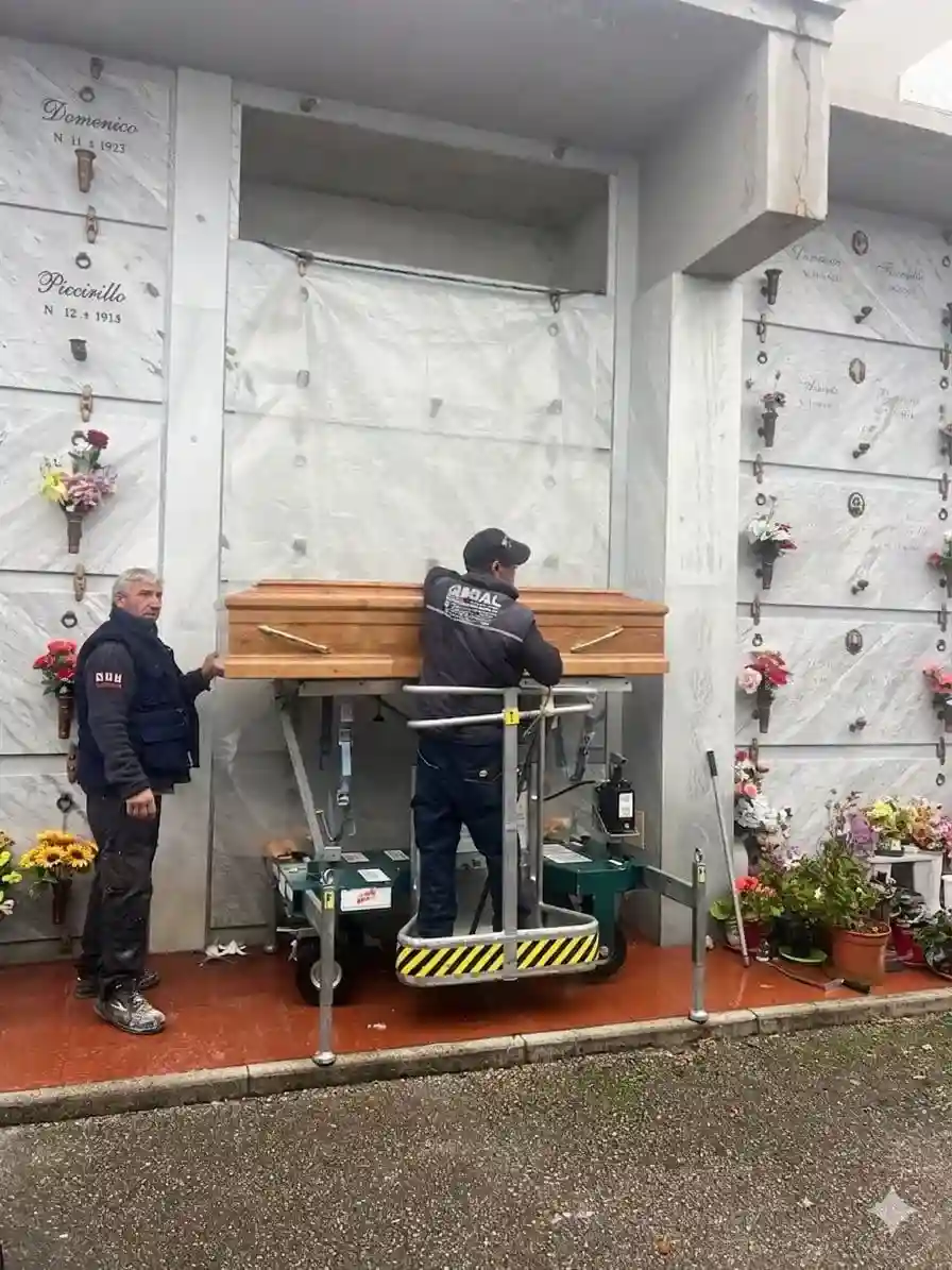 Personale operativo vicino al loculo durante l'operazione